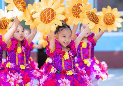 空军直属机关蓝天幼儿园在北京举办"蓝天娃娃迎国庆"主题教育活动